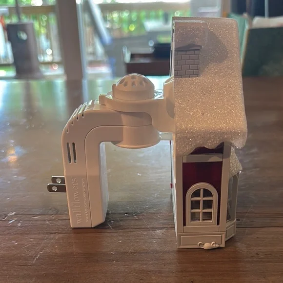 Bath & Body Works Wallflowers Santa’s Workshop Night Light - Picture 2 of 3